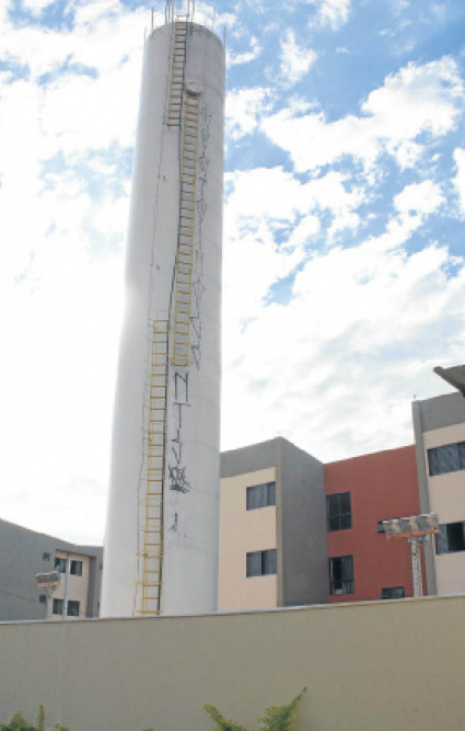 Inaugurado há uma semana, residencial é pichado e furtado Moradores viram pessoa pichando caixa-d’água, mas não conseguiram pegá-la - Foto: Gerson Oliveira/Correio do Estado