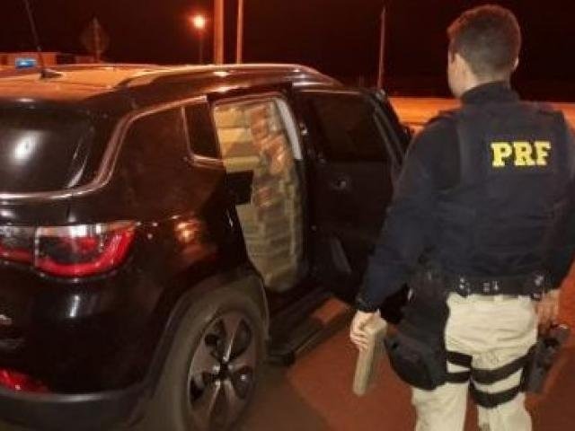 Homem é preso com 1,3 ton de maconha dentro de Jeep em Rio Brilhante Policial rodoviário federal durante flagrante que apreendeu 1,3 tonelada de maconha. PRF/Divulgação