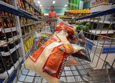 Itens que não podem faltar a mesa do brasileiro tiveram redução nos valores, após explosão de reajustes em 2016 - Foto: Gerson Oliveira/Correio do Estado