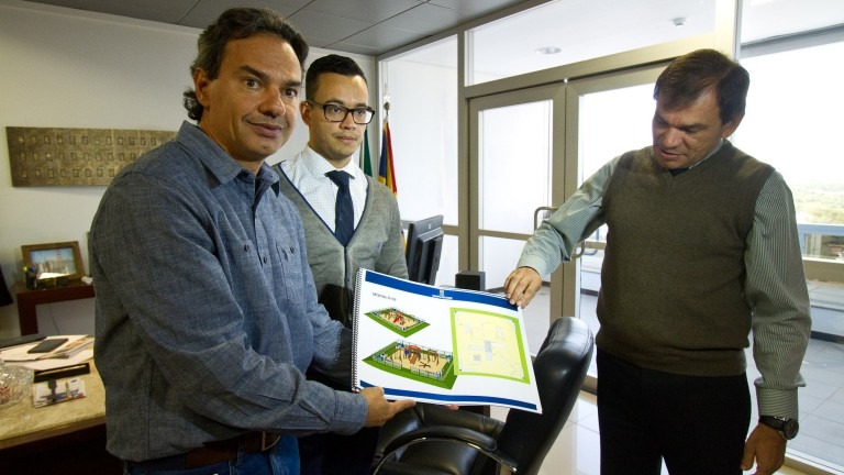 Prefeitura e TRT/MS assinam convênio para construção de 40 parques infantis Prefeitura e TRT/MS assinam convênio para construção de 40 parques infantis