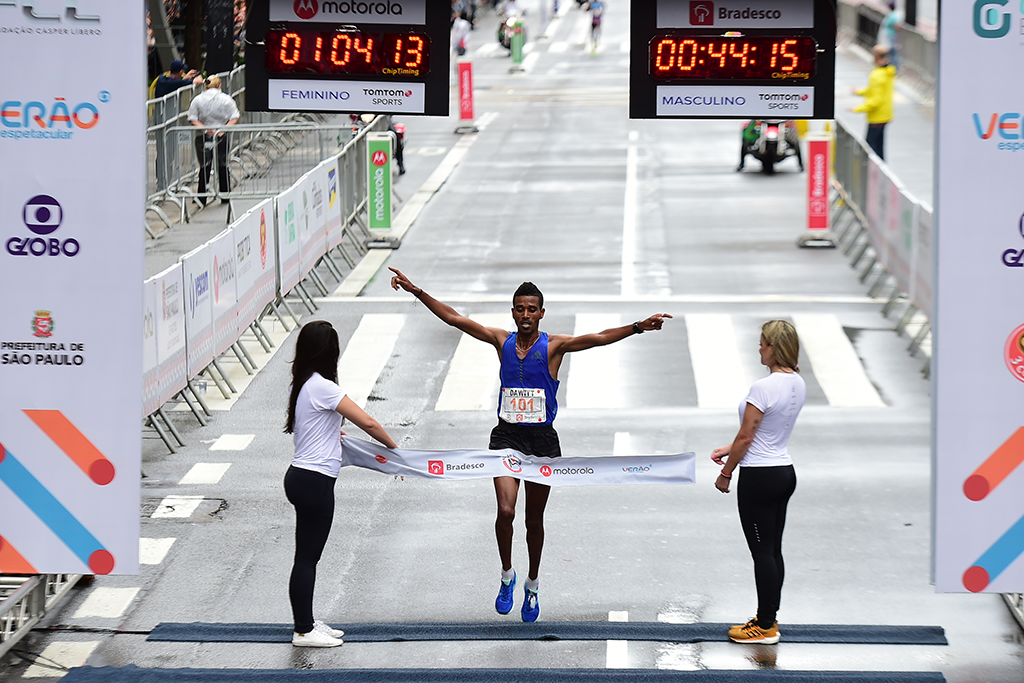 O etíope Dawit Admasu leva o bi da São Silvestre 2017 Dawitt Admasu, campeão da São Silvestre 2017.