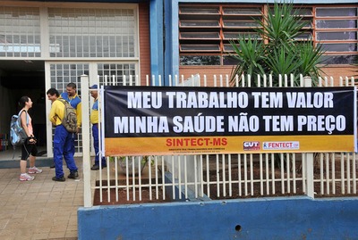 Eles protestam contra mudanças na cláusula do contrato que exclui dependentes do plano de saúde - Foto: Valdenir Rezende/Correio do Estado