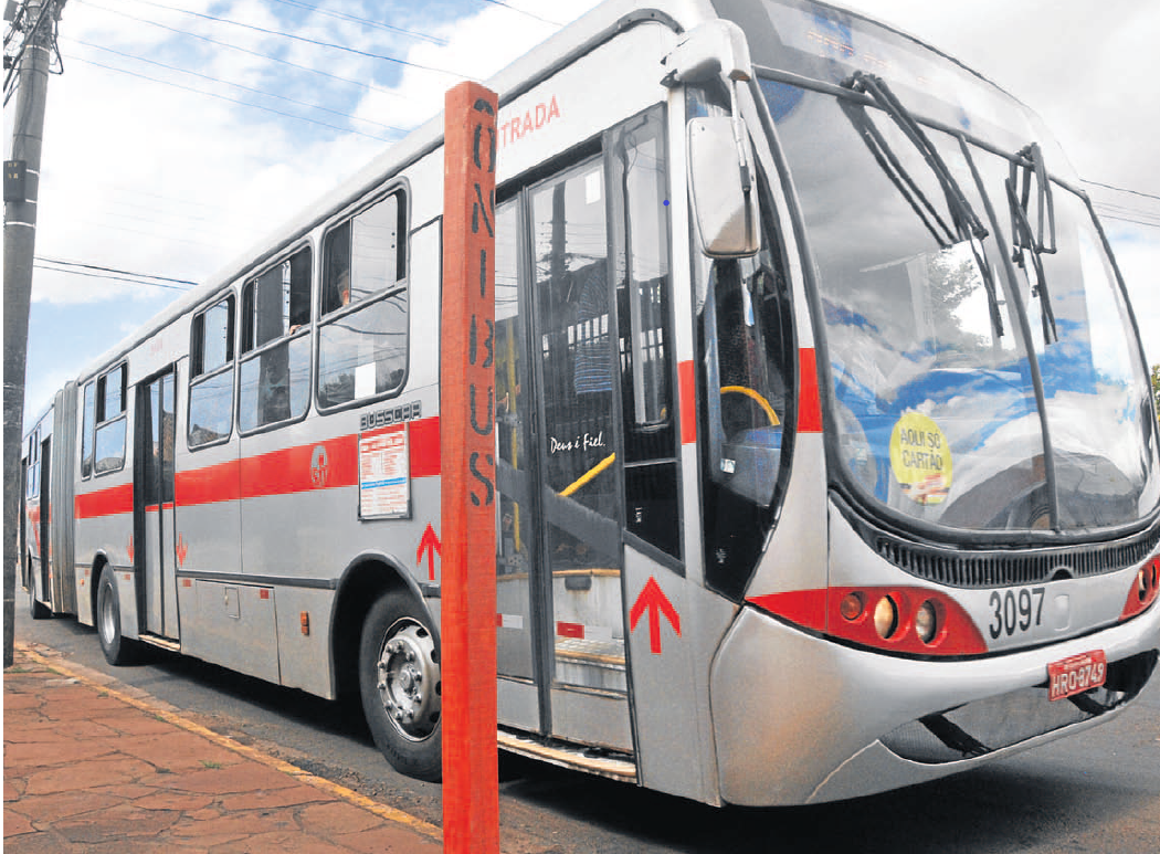 Ônibus atinge motociclista e o deixa ferido em avenida de Campo Grande (Valdemir Rezende)