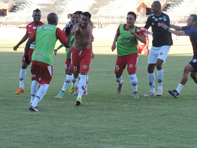 Sete de Dourados vence por 2 a 1 e reverte vantagem que era do Comercial Tity acertou um belo chute e marcou o segundo gol do Sete no Douradão. (Foto: Renato Giansante/Divulgação)