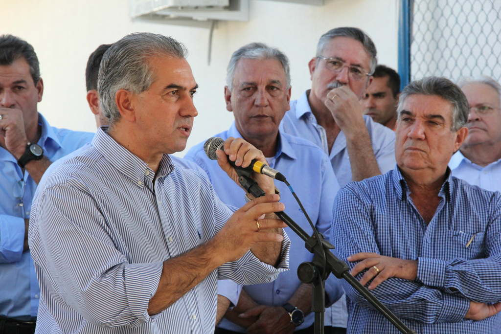 Reinaldo entrega obras e destaca investimentos do Estado no desenvolvimento Governador Reinaldo Azambuja ao lado do prefeito Maurilio Azambuja anunciando investimentos a Maracaju (Foto/Chico Ribeiro)