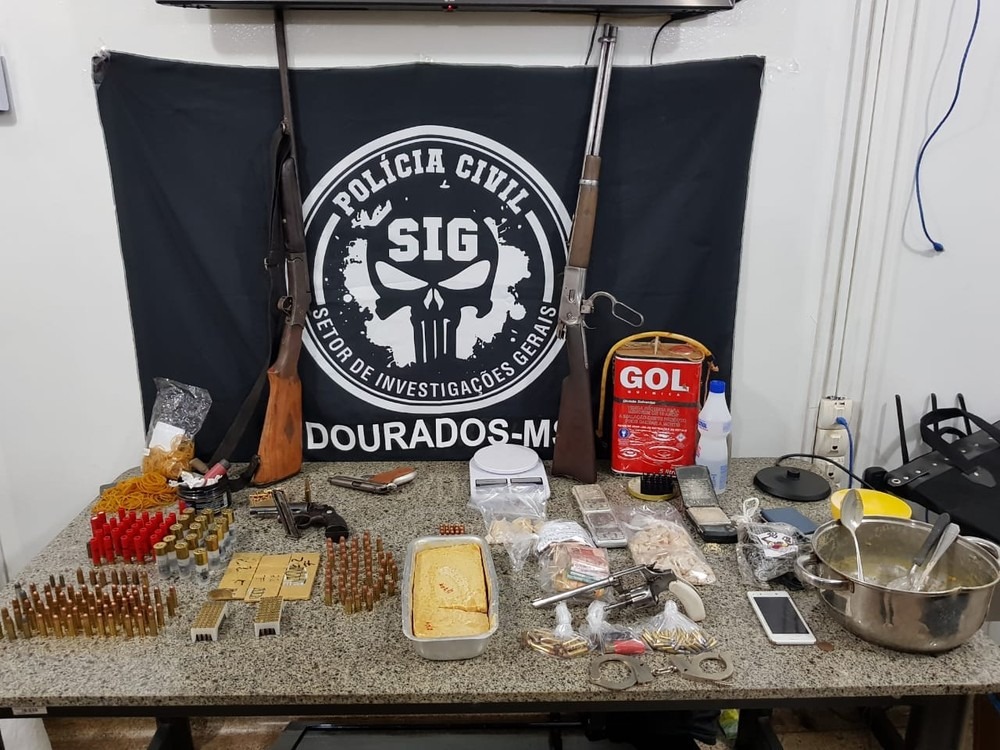 Operação da Polícia Civil apreende armas, drogas e munições no sul do Estado Droga, armas, munições e dinheiro: tudo apreendido em operação. Polícia Civil/Divulgação