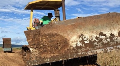 Ponte construída pelo governo anterior não resistiu a temporal.


