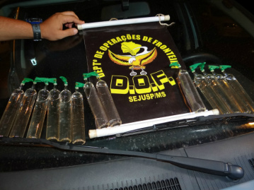 DOF apreende carga de lança perfume Lança perfume seria levado para a capital. (Foto: Osvaldo Duarte)