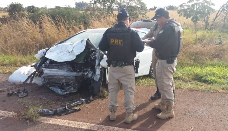 Casal morre e uma criança e uma mulher ficam feridas em colisão na BR-060 Dois carros envolvidos em colisão frontal que resultou em duas mortes na tarde desta sexta-feira (13), na BR-060. Foto: Nathália Pelz