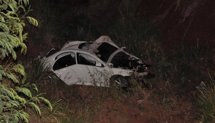 Mulher morre e carro fica destruído ao cair em cratera Mulher morre e carro fica destruído ao cair em cratera