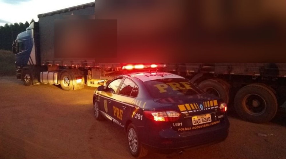 Caminhão clonado dirigido por motorista boliviano é apreendido pela PRF Caminhão clonado apreendido pela PRF em Três Lagoas, nesta sexta-feira (13). PRF/Divulgação
