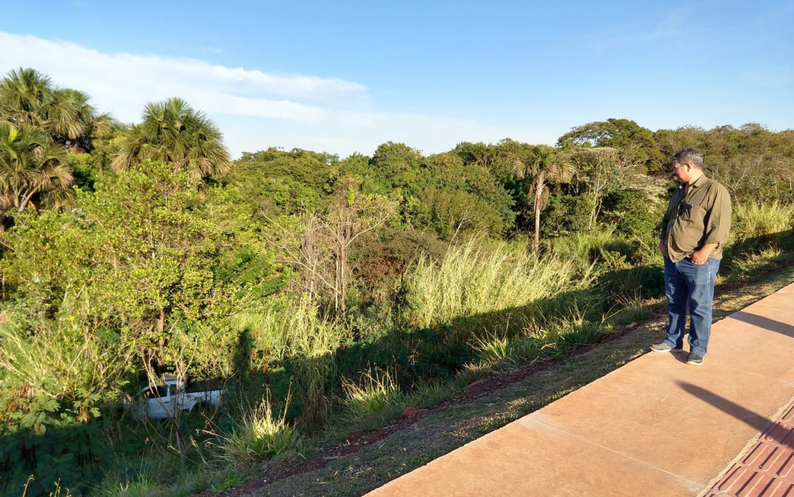 Tampa de bueiro provoca queda de carro em barranco com 10 metros Agnaldo de Oliveira olha o carro na ribanceira, após acidente na avenida dom Antônio Barbosa, em Campo Grnade (MS), neste sábado (14), ter sido provocado por uma tampa de bueiro. Rafael Savaris