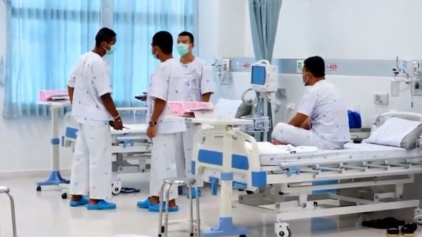 Grupo resgatado em caverna deixa o hospital na próxima semana