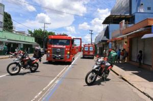 Vizinhos acionaram socorro após perceber forte odor de gás de cozinha e fogo em chaminé (Foto: Alcides Neto)