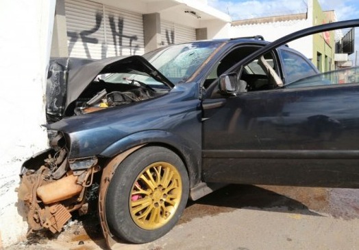 Homem jogou o carro de propósito em muro de loja (Foto: Taynara Menezes)
