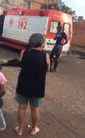 Rapaz é agredido a pauladas por grupo no Zé Pereira Rapaz é agredido a pauladas por grupo no Zé Pereira