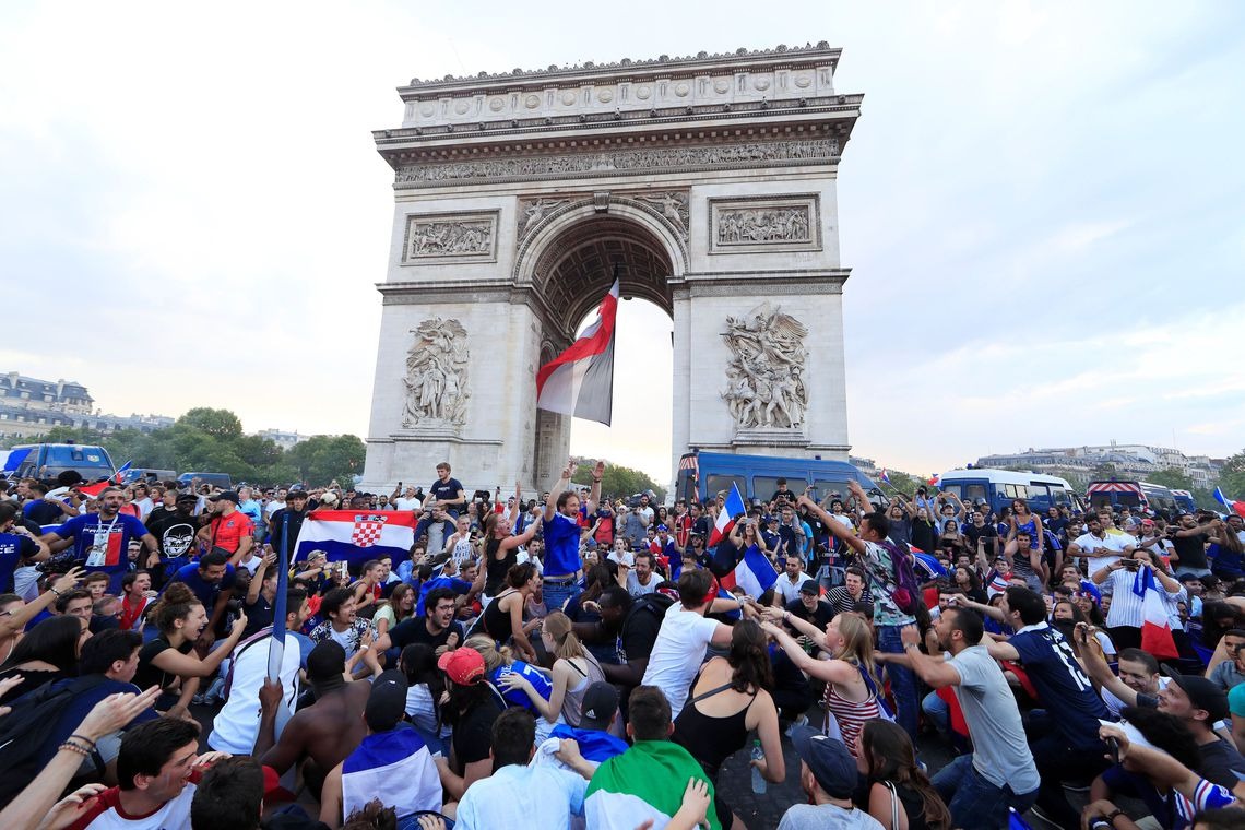 Paris revive a euforia de 98 e tem as ruas tomadas por torcedores Paris revive a euforia de 98 e tem as ruas tomadas por torcedores