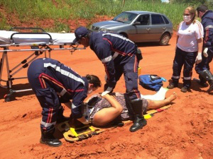 Após brigar com esposo, mulher tenta se matar e se joga de carro em movimento O automóvel passou em cima da perna esquerda da vítima e por sorte, seu marido conseguiu frear rápido, evitando maiores ferimentos. (Foto: TL Notícias)