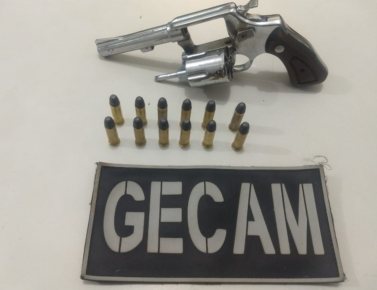Homem é preso em flagrante com arma e droga na Vila Progresso Homem é preso em flagrante com arma e droga na Vila Progresso