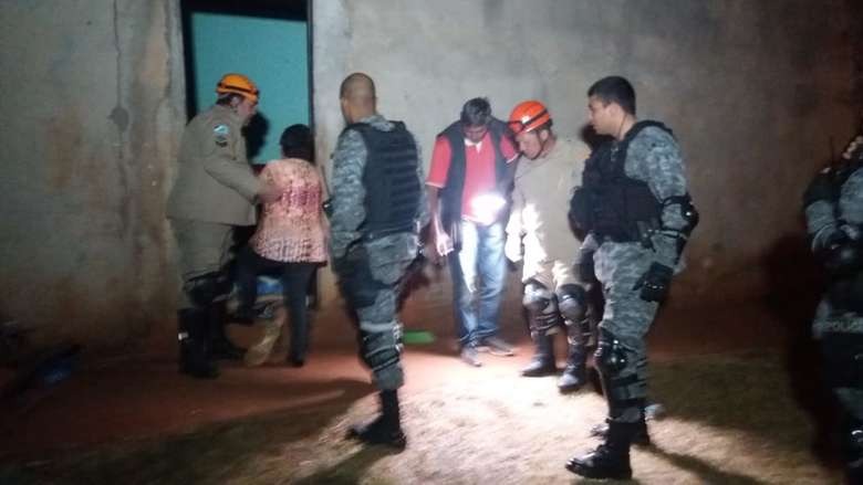 Homem é morto na porta da própria casa nesta madrugada Equipe dos bombeiros foram acionados, mas a vítima já estava morta. Osvaldo Duarte
