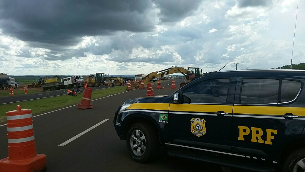 Bloqueio máquinas pesadas ocorreu das 8h às 10h, diz sindicato (Foto: PRF/Divulgação)