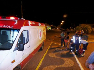 Na madrugada deste domingo (1), uma briga dentro de um clube no bairro Lapa, em Três Lagoas, acabou se transformando numa sessão de tortura contra um homem de 38 anos.

Veja Mais
› Após brigar com esposo, mulher tenta se matar e se joga de carro em movimento
› Mulher de 65 anos é executada a tiros ao atender portão nesta tarde

Segundo testemunhas, por volta das 03h30min, após o tumulto, a vítima saiu do estabelecimento e foi perseguida por um grupo de pessoas. Dois deles iniciaram o espancamento deixando o homem caído e desorientado ao lado da calçada.

Uma equipe médica do SAMU (Serviço de Atendimento Móvel de Urgência) esteve no local e encaminhou o homem ao Hospital Auxiliadora para cuidados médicos.

Apesar das diversas agressões sofridas na cabeça, a vítima não corre risco de morte.

O caso será investigado pela Polícia Civil do município. Ninguém foi preso.

Com informações do site TL Notícias. 