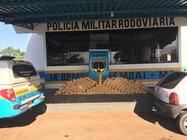 Condutor foge e polícia encontra 365 kg de maconha em carro
