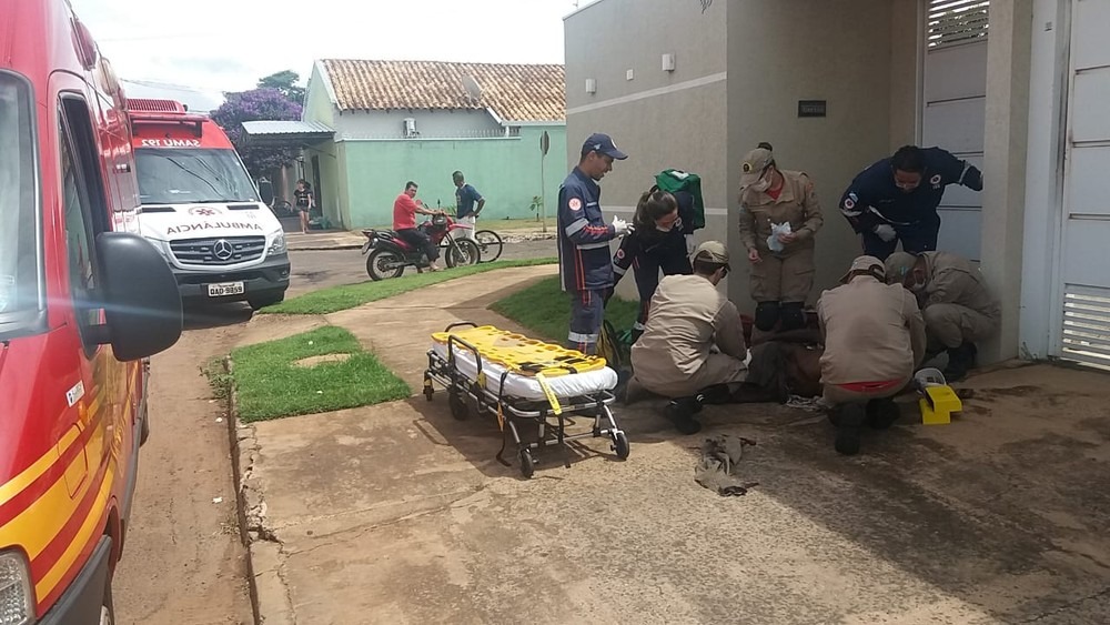 Morador de rua é socorrido pelo Samu e pelo Corpo de Bombeiros — Foto: Osvaldo Nóbrega/TV Morena