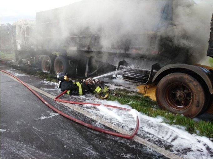 Bombeiros usaram água e LGE para conter chamar - Foto: Tá na Mídia Naviraí
