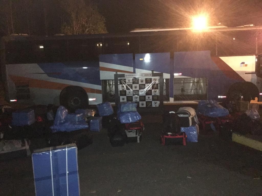 Sacoleiros têm mercadorias apreendidas pela polícia na MS-156 Sacoleiros têm mercadorias apreendidas pela polícia na MS-156