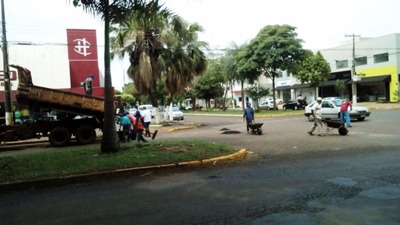 Operação de tapa-buraco realizada pela Semsur já utiliza massa asfáltica produzida pela usina, regularizada recentemente – Divulgação
