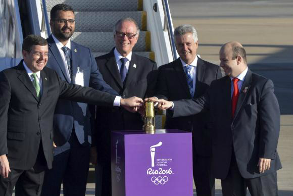 Brasília - A lanterna contendo a Chama Olímpica chega ao Aeroporto Internacional de Brasília, ponto de partida para um roteiro que, nos próximos 95 dias, incluirá 327 cidades das cinco regiões do país (Foto:Antonio Cruz/ Agência Brasil)
