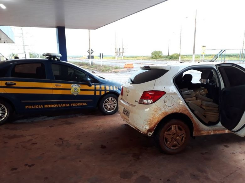 Carro roubado em SP é encontrado atolado e com 418 quilos de maconha
