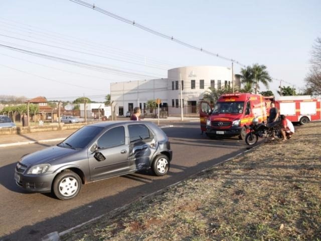 Carro invade avenida preferencial e atropela dupla de jovens que seguiam em moto CG News