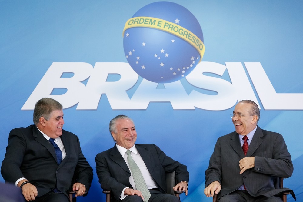 PF faz operação para combater golpes por celular, após clonagem de telefones de ministros Os ministros Carlos Marun (à esquerda) e Eliseu Padilha (à direita) conversam com o presidente Michel Temer durante cerimônia no Palácio do Planalto. Foto: Alan Santos/Presidência da República