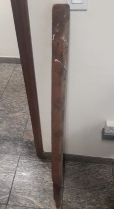Autor de paulada alega que a vítima deu tapa em seu rosto Pedaço de pau com prego, utilizado no crime.