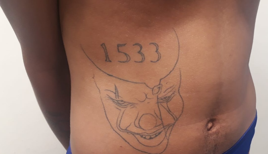 Autor de paulada alega que a vítima deu tapa em seu rosto Tatuagem no menor infrator preso.