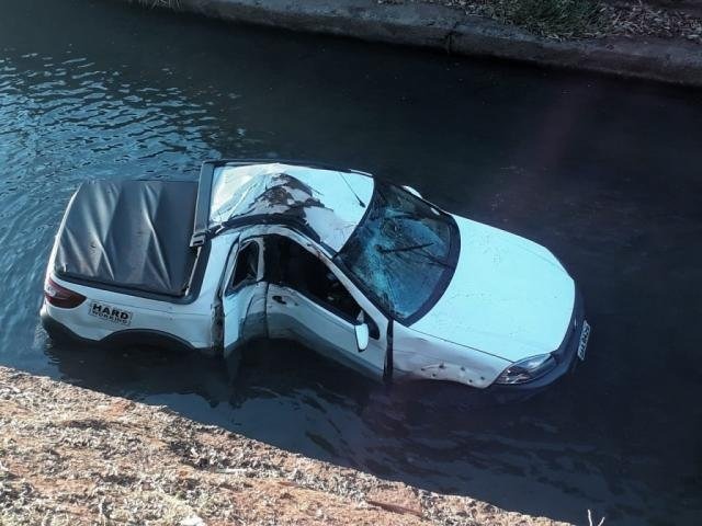 Veículo bate em árvore e cai em córrego após jovem perder controle (Campo Grande News/Saul Schramm)