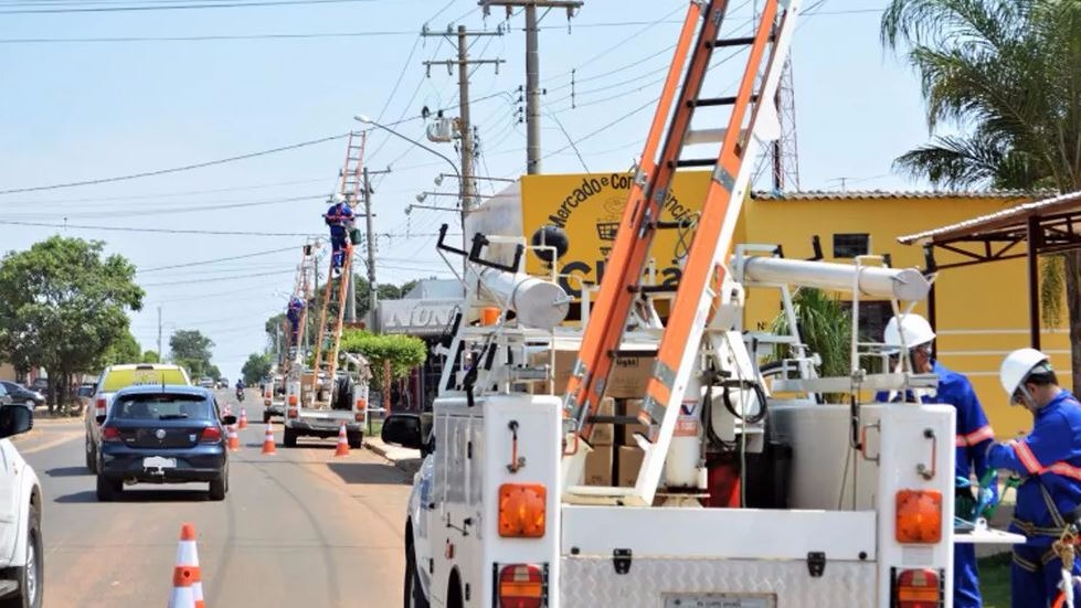 Estocadas há 1 ano, 14,5 mil lâmpadas de LED começam a ser instaladas em Campo Grande (Foto: Geronimo Interlandi/PMCG)