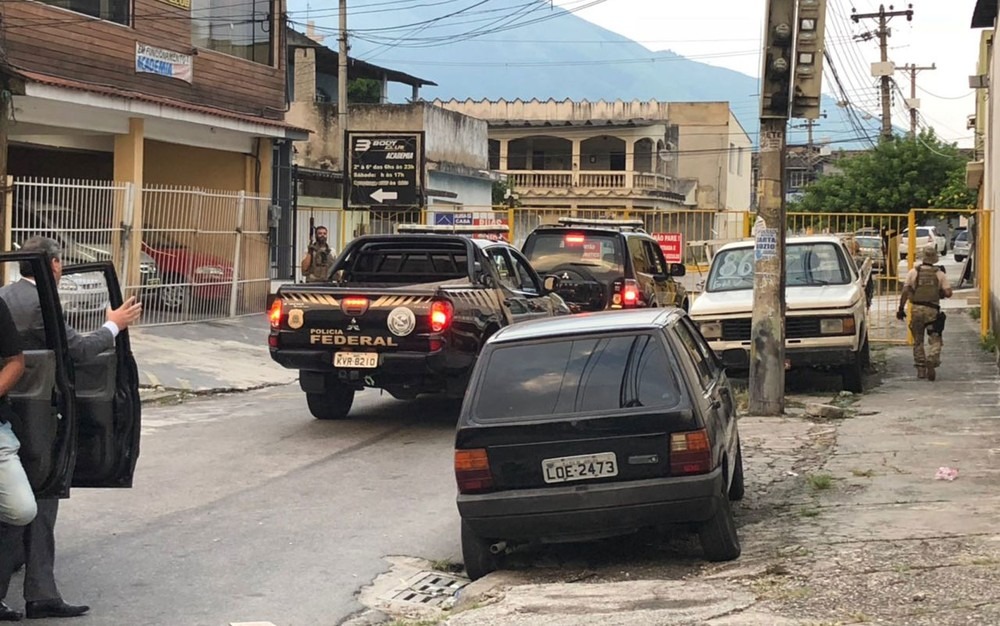 Agentes estão em Bangu cumprindo mandados (Foto: Bruno Albernaz / G1)
