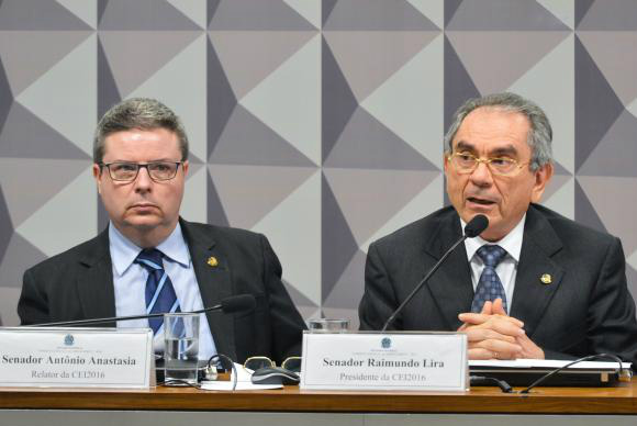 Comissão do Impeachment marca leitura de relatório para hoje e votação sexta O presidente da Comissão do Impeachment, Raimundo Lira (D) atendeu pedido do relator, Antônio Anastasia, e adiou o início da sessão de hoje (Foto:Arquivo/Antonio Cruz/Agência Brasil)