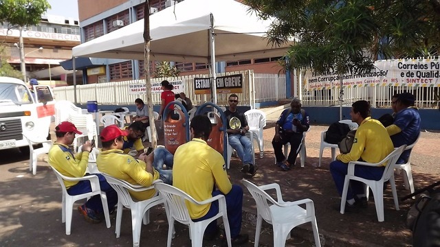 Trabalhadores dos Correios encerram greve e agências abrem nesta terça