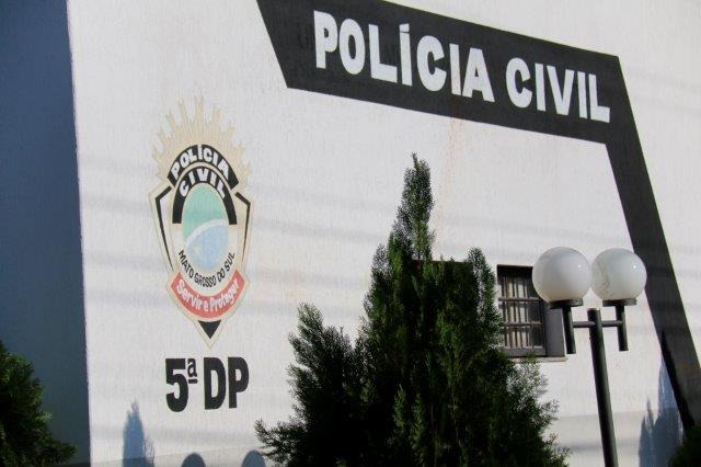 Populares perseguem e amarram ladrão após roubo no Los Angeles Populares perseguem e amarram ladrão após roubo no Los Angeles