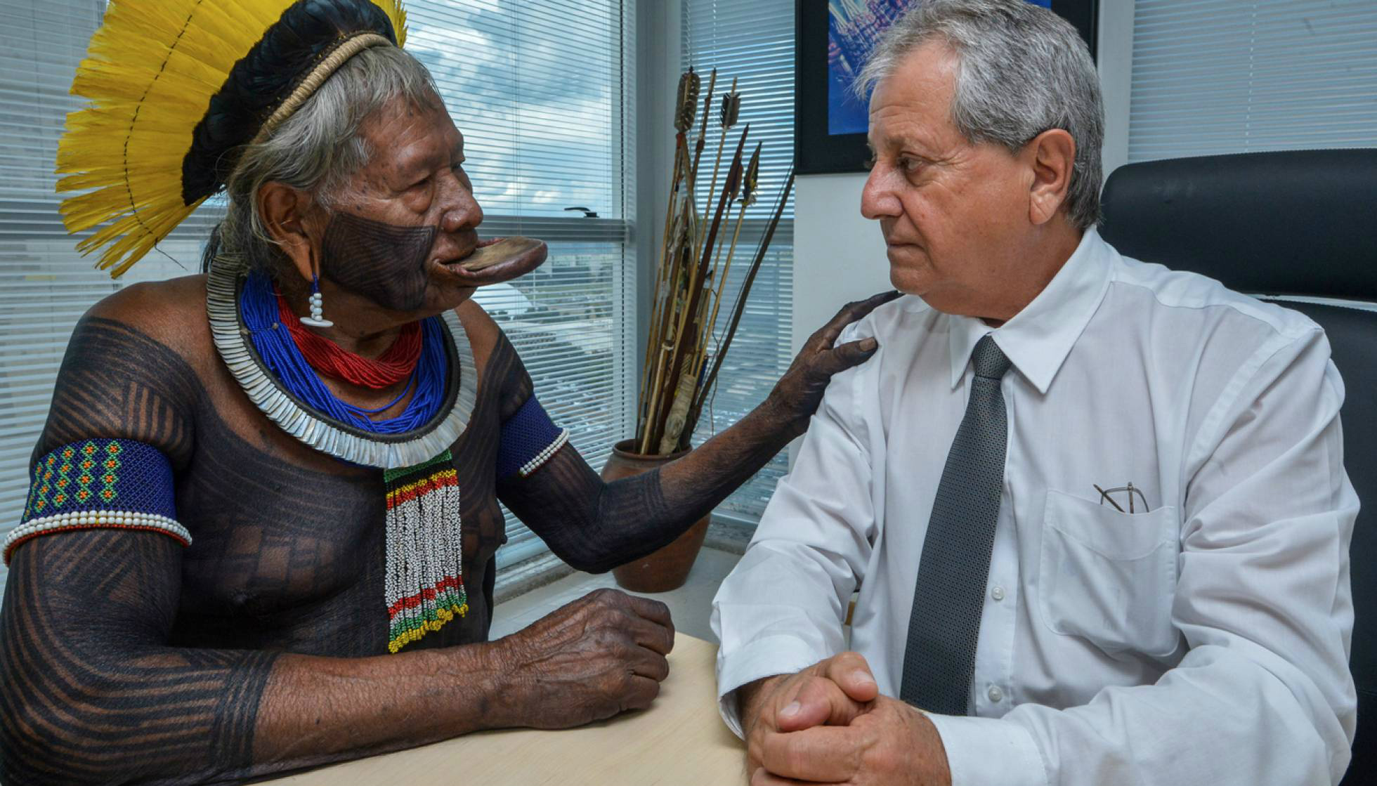 Cacique Raoni e o agora ex-presidente da Funai, Antonio Costa. MARIO VILELA - FUNAI 