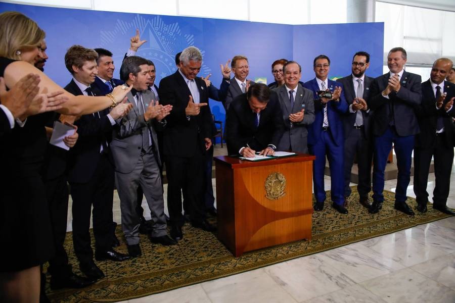 Bolsonaro com parlamentares da base na assinatura do decreto das armas de colecionadores 
Foto: Revista Fórum