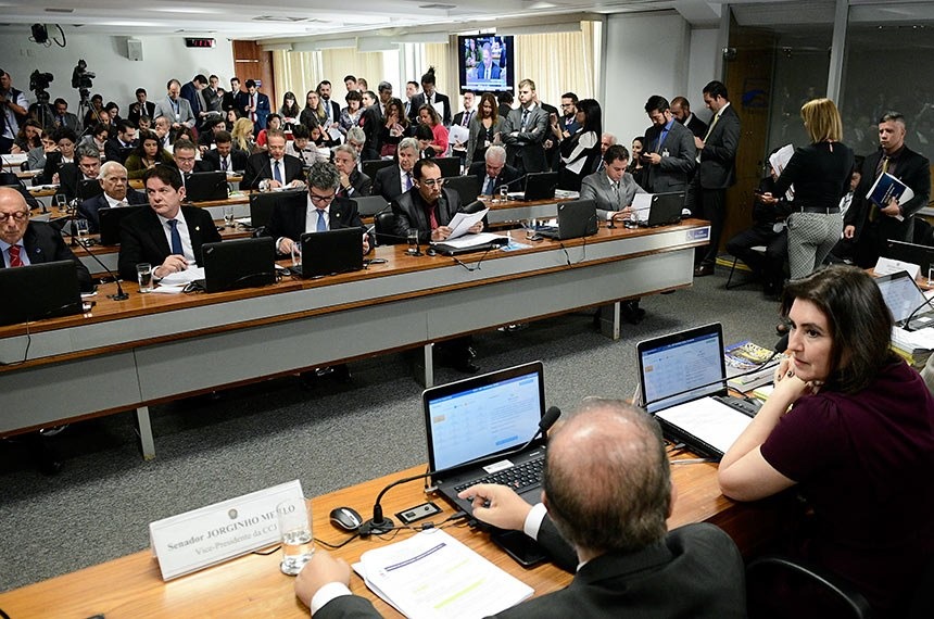 Análise de proposta sobre abuso de autoridade é adiada no Senado A presidente da CCJ, senadora Simone Tebet (à dir.) incluiu na pauta o projeto já aprovado pela Câmara e que teve origem nas