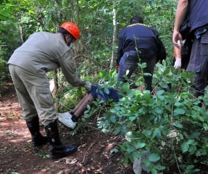 Polícia no local onde Richard Alexandre Lianho foi encontrado morto, em fevereiro - Valdenir Rezende 