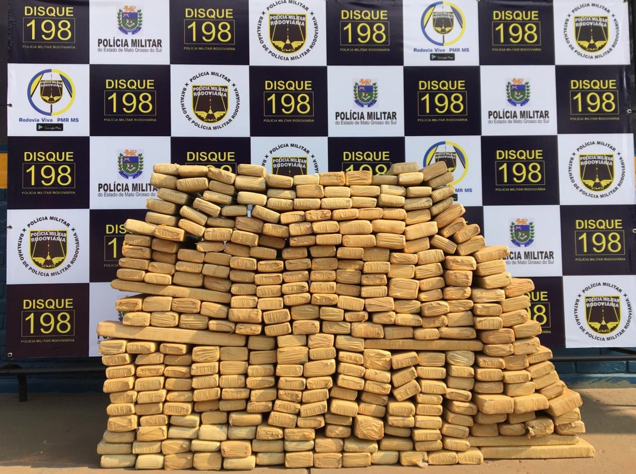 Polícia encontra carro abandonado em rodovia estadual com 300 quilos de maconha Polícia encontra carro abandonado em rodovia estadual com 300 quilos de maconha