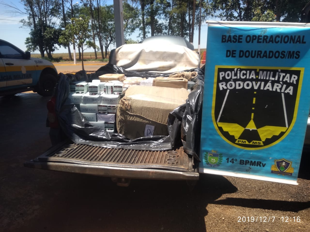 Polícia apreende diversos produtos em descaminho na MS-379 Polícia apreende diversos produtos em descaminho na MS-379