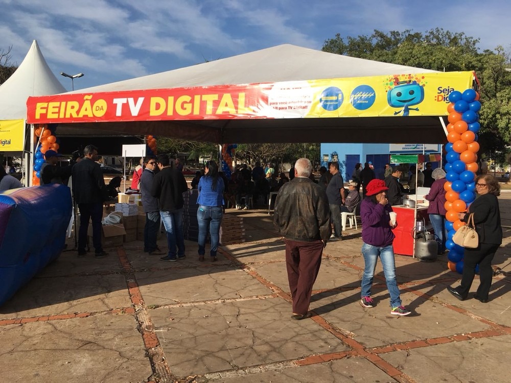 Feirão digital oferece equipamentos de conversão de sinal neste fim de semana Feirão é uma das últimas oportunidades para garantir o equipamento conversor antes do desligamento do sinal analógico. Foto: Alexandre Cabral / TV Morena